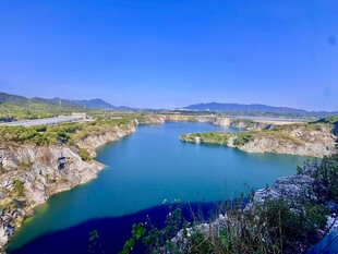 浮日蓝矿下的湖