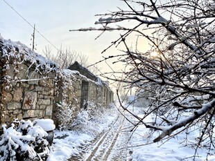 冬日雪景中的铁轨与石墙