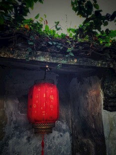 古墙红灯笼