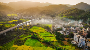 山间村落晨景