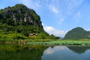 山水相依的静谧湖景