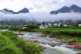 山间云雾缭绕的溪流美景
