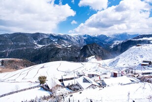 雪山下的村落美景