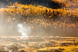 秋日山谷中的朦胧美景