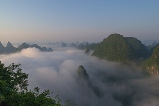 山间云海缭绕的壮美景观