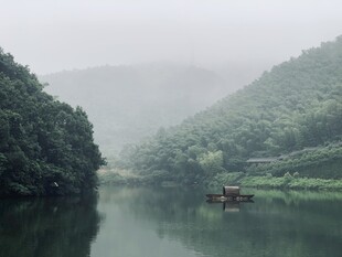 雾中泛舟于青山绿水间