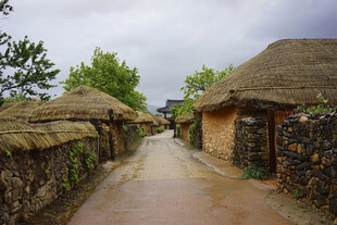 乡村茅草屋小巷风景