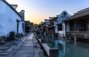 水乡古镇黄昏静谧景致