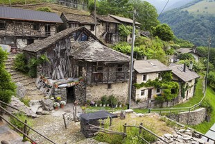 山间古朴村落建筑风貌