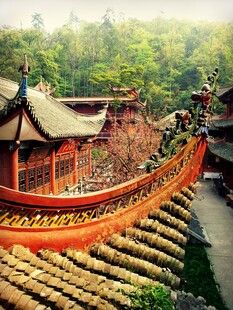 古寺红墙与山林景致