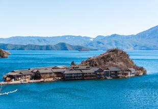 蓝色海域中的独特岛屿