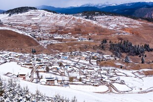 雪覆山村美景