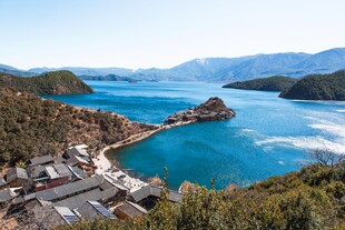 美丽海湾旁的村落景致