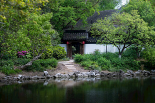 中式湖畔园林景致