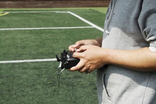 手持遥控器的户外操控者