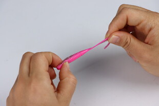 手工编织粉色线的创意操作