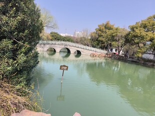 河畔古桥风景