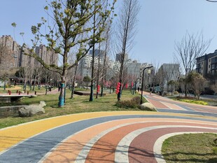 彩色步道旁的城市休闲公园