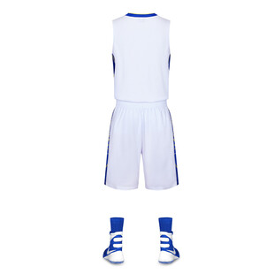 白色篮球运动套装及鞋袜