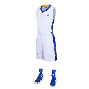白色篮球服套装及蓝色球鞋