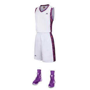 白色篮球运动套装及球鞋
