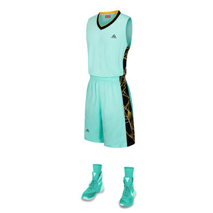浅蓝色篮球运动套装及鞋