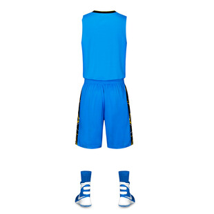 蓝色篮球运动套装及鞋袜