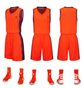 橙色篮球运动套装及鞋