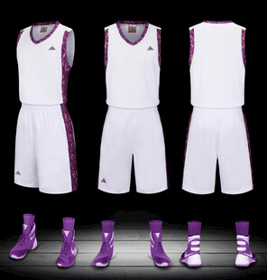 白色篮球服套装及鞋袜展示