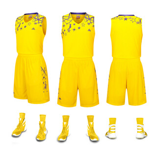 黄色运动套装及配套鞋