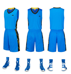 蓝色篮球运动套装及鞋