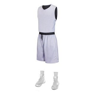 浅紫色无袖套装与白色靴子