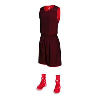 酒红色连衣裙配红色靴子