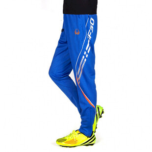 蓝色运动长裤搭配黄色球鞋