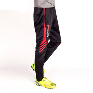 男士运动长裤搭配亮眼球鞋