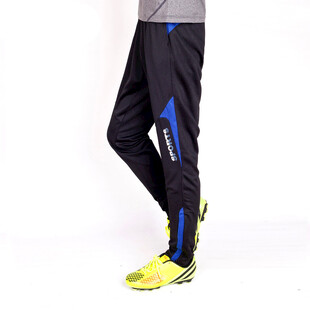 男士运动长裤搭配足球鞋