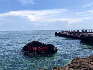 海边礁石与延伸的堤坝