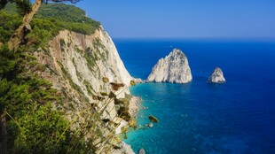 绝美海岸悬崖与湛蓝海水