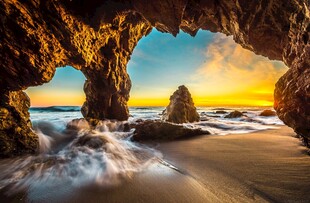 海边岩洞日落美景