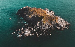 海中孤岩