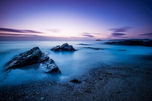 海边暮色中的礁石美景