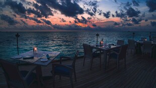 海边日落时的浪漫休闲场景