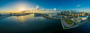 城市滨水风光全景图