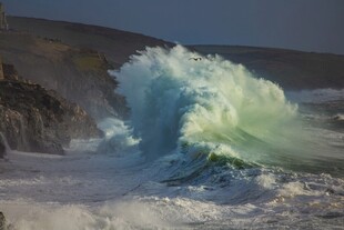 汹涌海浪拍打岸边景象