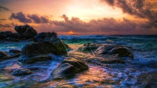 海边日落时的礁石美景