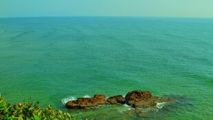 碧海礁石的美丽海岸风光