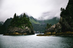 云雾缭绕的山水风光