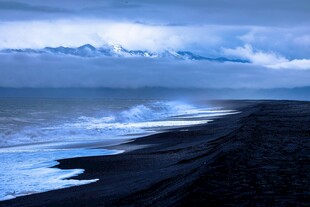 黑沙滩上的海浪与天际