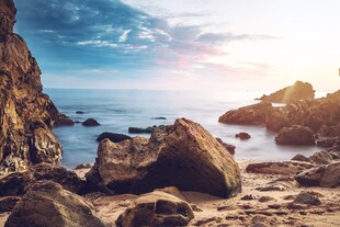 海边岩石处的美丽日出