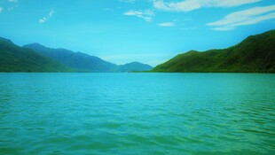 碧波青山间的宁静湖水